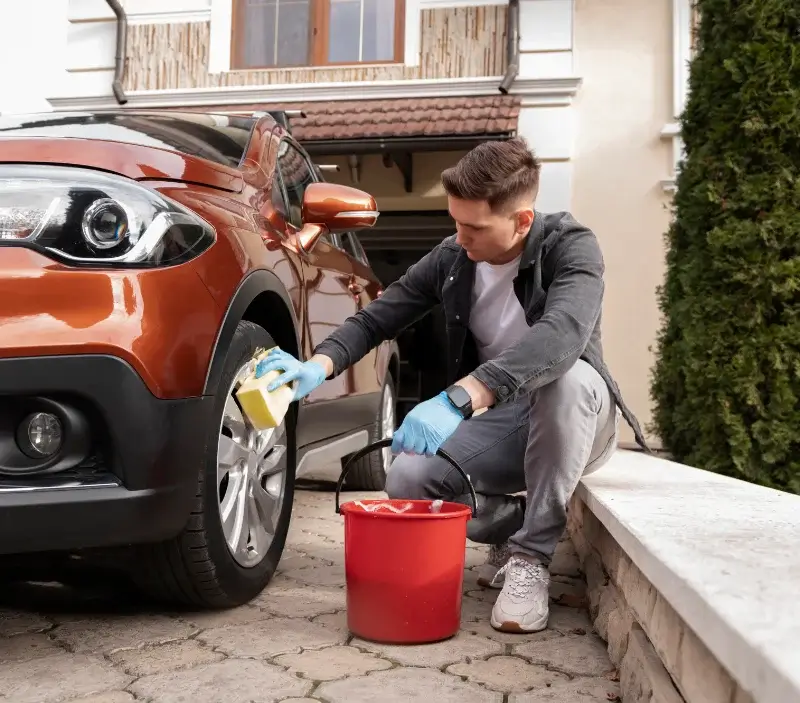 Lavage auto à domicile Vuillecin : professionnel intervenant sur un véhicule